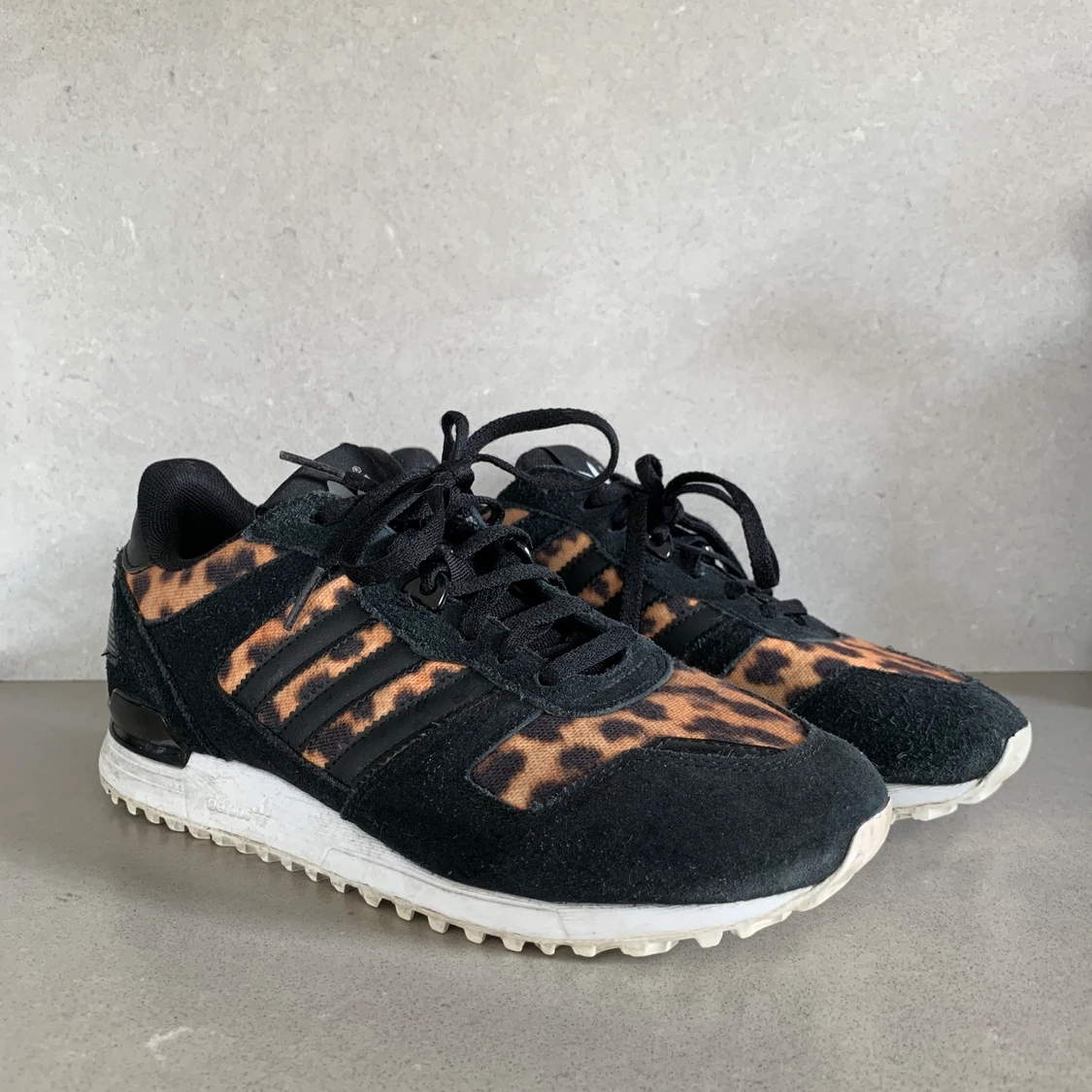 Sneakers med leopardmönster