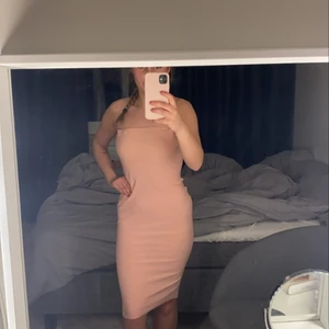 Klänning - En jättefin rosa klänning från boohoo. Sjukt skönt och bra material 