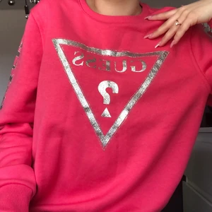 rosa guess tröja - helt ny guess tröja. väldigt skönt material. tröjan har även mycket potential (till exempel man kan croppa den) Priset går att förhandlas och vid intresse kan jag skicka flera bilder. 💕 💰Pris:100kr  📦Frakt:52kr