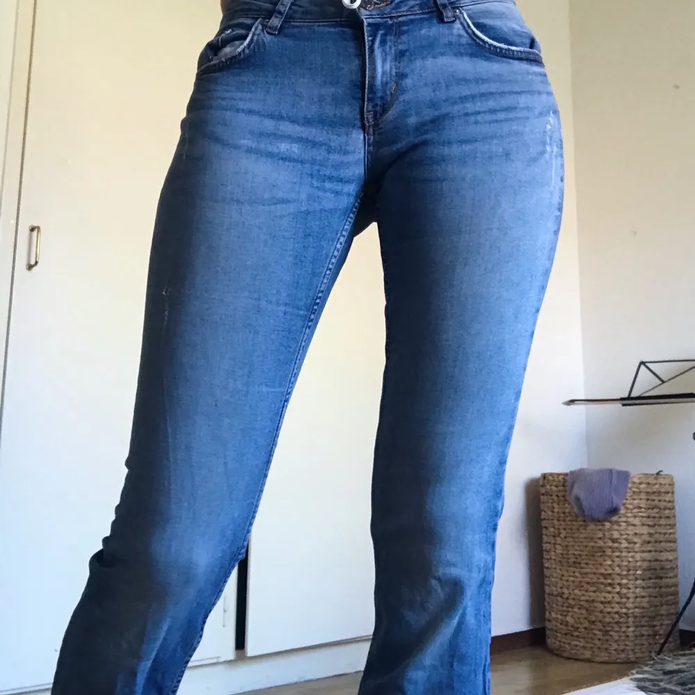 Low waist boot cut jeans som är supersnygga och sitter som ett smäck! Lite Sliten design och lite slitna från mig :). Jeans & Byxor.