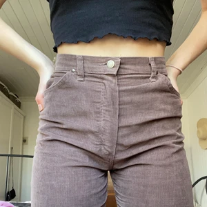 Balla manchesterbyxor från Wrangler - Super coola byxor i manchestertyg köpta på secondhand i Tyskland. Osäker på storlek, men passar mig som är M/L