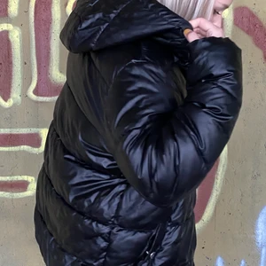 Metallic puffer jacka från ONLY - Säljer min nästintill aldrig använda jacka som jag tyckte var för stor för mig. Den är från ONLY i storlek Medium och jag skulle säga att den är lite stor i storleken 🖤 Jag köpte den för ordinarie pris 699kr 😇