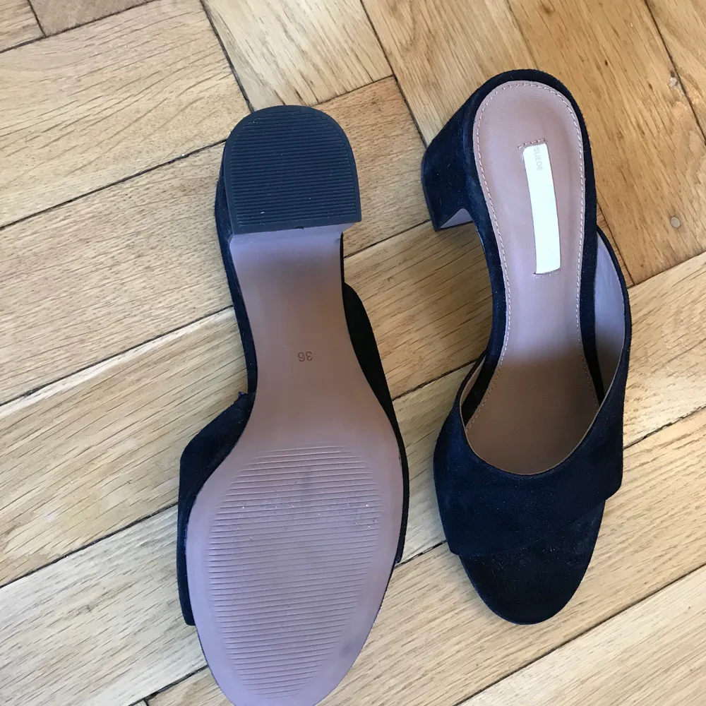 Så snygga svarta sandaletter från H&M som till min fasa var för små. Snygga chunky klackar, och coolt snitt över foten. Helt nya och endast provade att gå i.   Kan mötas i Stockholm eller skicka mot fraktkostnad! ✨🌸✨. Skor.