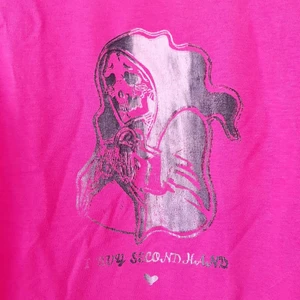 Hallonlakrtis t-shirt 💕🖤 - Hallonlakrits färger med hantryckta trycket "I buy secondhand<3" 💕