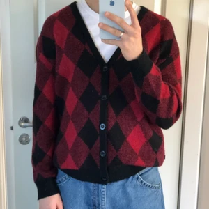 Kofta från Sweet Sktbs - Supersnygg röd kofta med argyle mönster! I princip oanvänd och superbra kvalitet. Köpare står för frakt ❤️.