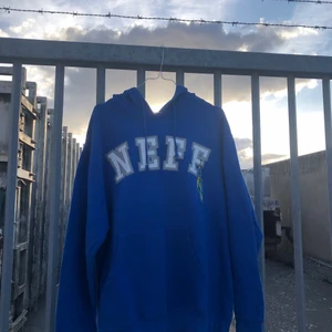 COLLEGE HOODIE!! 🌅🌅 - Neff college hoodie som är i bra vintage skick. Tröjan är i bra skick, tröjan har dock några defekter. Trycket är lite slitet och en metall bit har lossnat vid luvan. Detta är reducerat i priset. Tröjan skulle jag uppskatta är en L/XL. Tveka inte att höra av dig om du undrar något! 🌱🌅