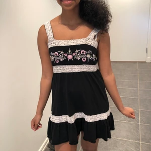 Svart klänning  - Blommig svart klänning från indiska. Storlek s