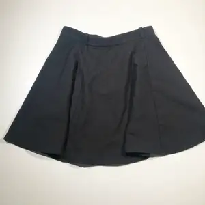 Svart kjol! Köparen står för frakt 📩 3 för 100kr på min profil ✨