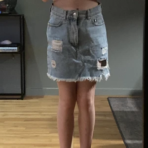 Pull & Bear 26-Storlek  - En jättesnygg kjol men passar tyvärr inte mig! Fint skick. Storleken är 26 och den är köpt i affären Pull & Bear