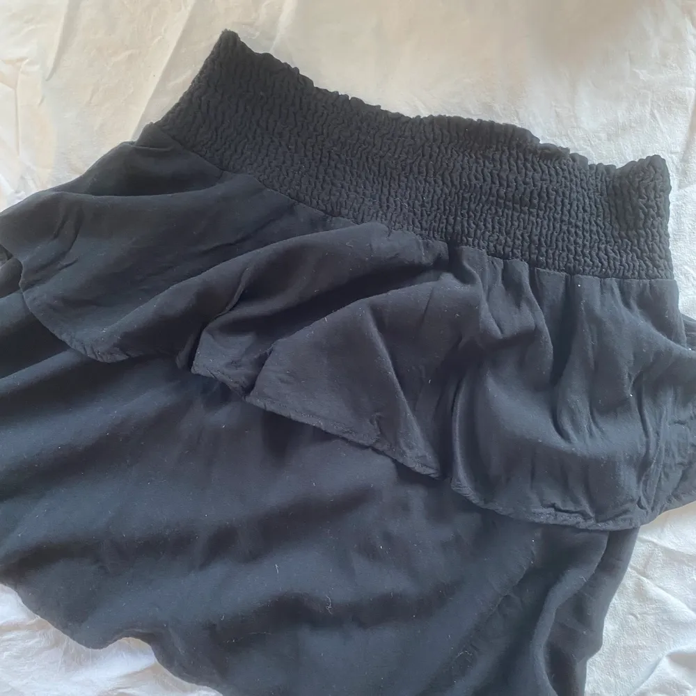 En fin volang kjol ifrån Gina tricot endast provad eftersom jag köpte fel storlek. Storlek 38. Ny pris 350kr. Kjolar.