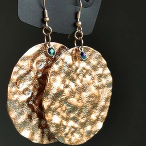 Guldfärgade örhängen - 20kr, kan posta men då betalar du frakt själv 