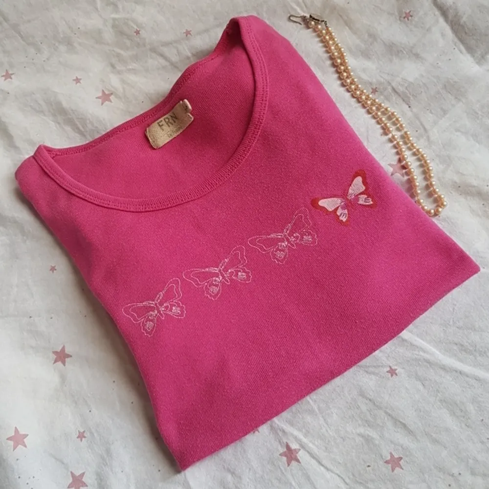 Söt Rosa T-Shirt med fjärilstryck i storlek S. Använd men fortfarande i fint skick. Säljer då jag tycker den är jättefin men tröttnat på färgen. 59 + Frakt . T-shirts.