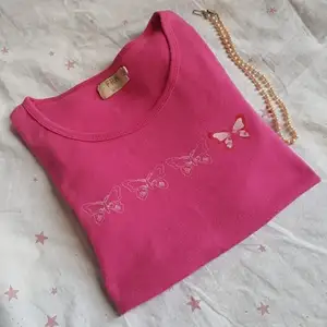 Söt Rosa T-Shirt med fjärilstryck i storlek S. Använd men fortfarande i fint skick. Säljer då jag tycker den är jättefin men tröttnat på färgen. 59 + Frakt 