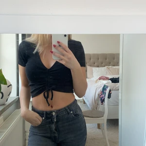 Snygg T-shirt !💞 - En super snygg zara tröja som passar till allt, går att ställa in hur croppad man vill ha den !💗