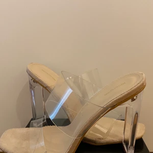 Klackskor från plt - Säljer dess snygga genomskinliga klackskor från PLT ( prettylittlething) dessa är storlek 38 men små i storleken så passar någon 37 eventuellt mindre. Kartongen finns kvar! Och endast testade inomhus. Är osäker om hur mycket frakten kostar! Tror den är på 62kr men kan eventuellt blir högre💞