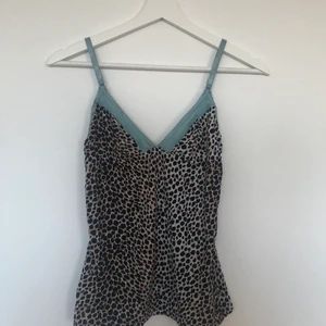 Dolce & Gabbana linne  - Stretchig Dolce & Gabbana linne med justerbara axelband i leopard och blå mesh! Storlek L men kan även passa M 🐆💙