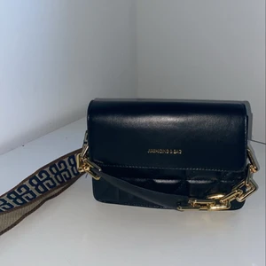 Väska - Köpt för 80, helt ny och oanvänd, superbra skick men kommer ej till användning pga att jag beställde den av misstag.