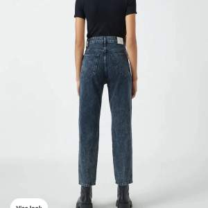 Säljer mina helt nya och oanvända jeans från Pull and Bear, men prislapp ff kvar! Jag säljer dem då de tyvärr inte passade mig, jag har vanligtvis strl 34 i jeans och är ca 158 lång. Dessa jeansen är strl 36! Säljer för 120kr inklusive frakt!
