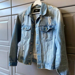 Blå jeansjacka - Snygg jeansjacka från BikBok som har lite större passform, bra skick!