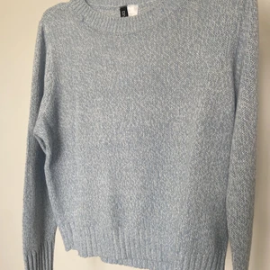 Ljusblå tröja från HM💙 - Superskönt tunn, stickad tröja från HM! I väldigt bra skick✨💙 stl. S