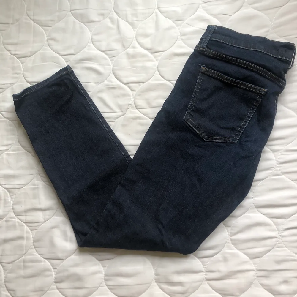 Mörkblå stretchiga jeans med högre midja från UNIQLO! Storlek 26 💕. Jeans & Byxor.
