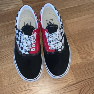 Vans - Använda ungefär 3-4 ggr. Älskar älskar men dom är tyvärr för stora för mig. 