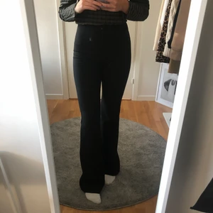 Kostymbyxor - Sjukt snygga kostymbyxor från zara, använda få gånger! Säljer pga kommer inte till användning. Som nya