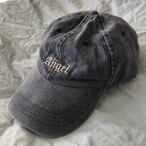 Jeans keps - Blå keps från Motel Rocks som jag inte hann skicka tillbaka. Inte använd, prislappen sitter kvar. Kunden står för frakt❤️ Högsta bud: 170kr