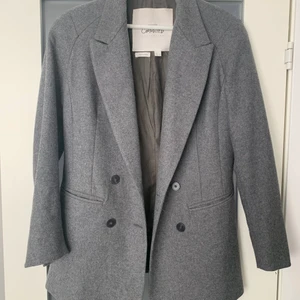 Jacka  - Supersnygg jacka i kavajmodell! Köpt från mango 2019 för 699kr, sparsamt använd😋🥰