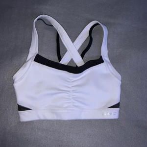 Sport bh  - Cool sport bh i vit. Helt oanvänd eldadt testad. Storlek S men passar säkert xs oxå. Vet ej vart den är köpt men är märket SOC. Säljer även den här för 100 kr :)❤️🤠