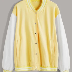 Gul/Vit kofta - Aldrig använd kofta i ”collegejacka” stuk med guldiga knappar