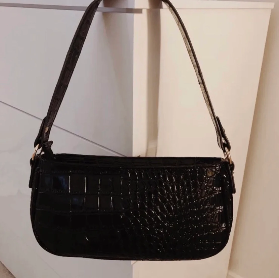 Svart/vit axelremsväska  - 91