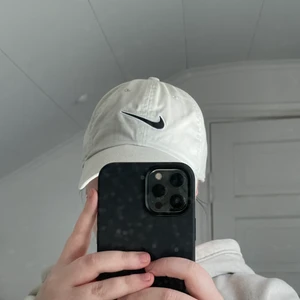 beige Nike keps - Beige Nike keps, nästintill oanvänd så i mycket bra skick. 164 kr med inkluderad frakt.