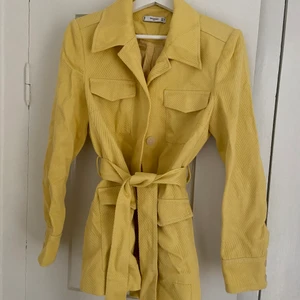 manchesterjacka stl 38 - Gul manchesterjacka från Mango med knytskärp. Supersnygg nu i vår!! 💛