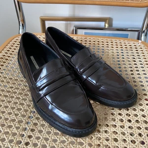 Loafers stl 39 - Mörkbruna loafers stl 39. Knappt använda pga för liten storlek för mig. Passar smala fötter:) 🧡