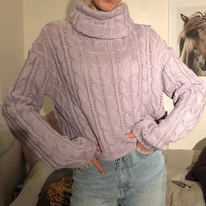 Na-kd stickad polo  - Lila stickad polotröja från Na-kd helt ny med etiketter! Långa ärmar och lång polo krage som man viker upp. Jag står EJ för frakt! Hör gärna av dig om du undrar något