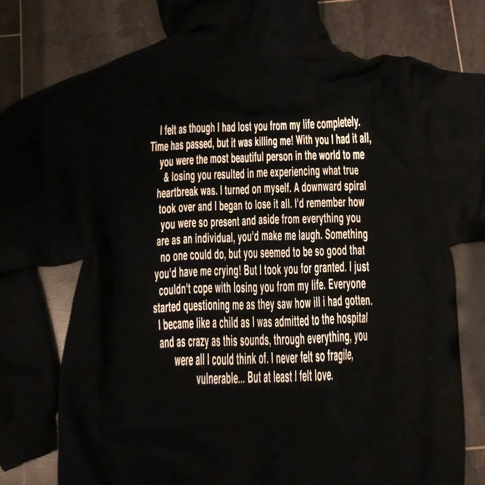 Väldigt unik hoodie som tyvärr är för liten för mig. Sitter som en regular herr M. Använd typ 2 gånger så den är i nyskick. Kom gärna med bud. Tröjor & Koftor.