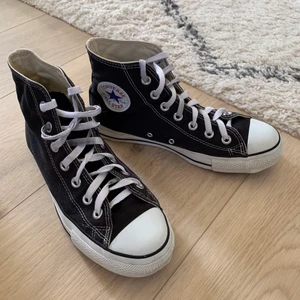 Svarta converse - Fina svarta converse, som är för stora för mig. Fint men begagnat skick. Lite slitna vid sulan och på skosnörena. köparen står för frakten. Budgivning pågår till 1 maj 16:00 ❤️