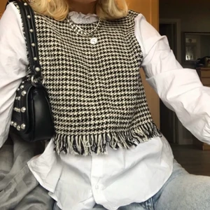 Zara skjorta med insydd väst  - Säljer min fina Zara skjorta som inte längre kommer till användning. Finns inte längre att hitta i butik. Skriv privat  om fler bilder behövs. (Denna bild är min egen) 💘💘💘 Väskan på bilden är oxå till salu💕