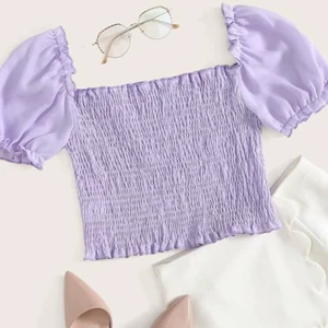 Lila topp - Söt lila topp i storlek XS. Aldrig använd så i väldigt bra skick. Säljs pga för liten🤍