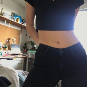 Lågmidjade svarta CROCKER jeans - Säljer mina super snygga svarta lågmidjade CROCKER jeans då de tyvärr blivit lite för små. De är i storleken 26/34 och har modellen pep boot så de ska vara mer åt det raka hållet😊 använda men i bra skick💗