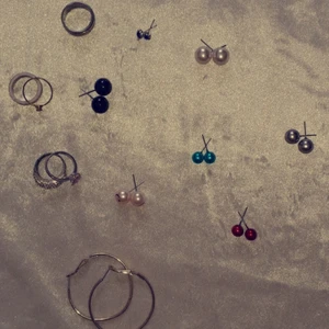 Örhängen och ringar  - Örhängen och ringar i olika färger och modeller.  Köp för paketpris eller var för sig 🥰 hör av dig vid frågor, köparen står för frakten 🌸