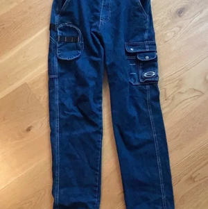 Snickar byxor - Oanvända oversized denim byxor från 80kr minst bud