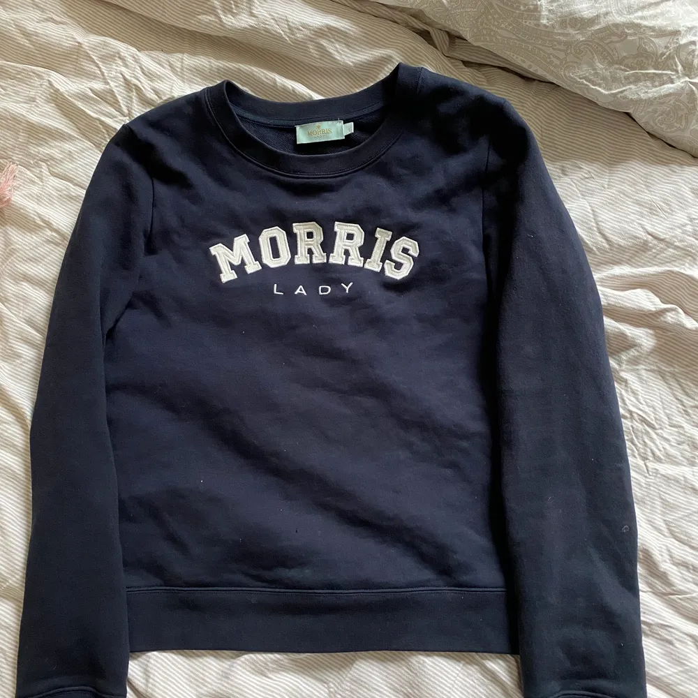 Jättefin sweater från Morris Lady😍😍 använd sparsamt och i gott skick! (fläckarna på första bilden är från spegeln och ej plagget) så fin att styla med skjorta under! NYPRIS: 999kr . Tröjor & Koftor.