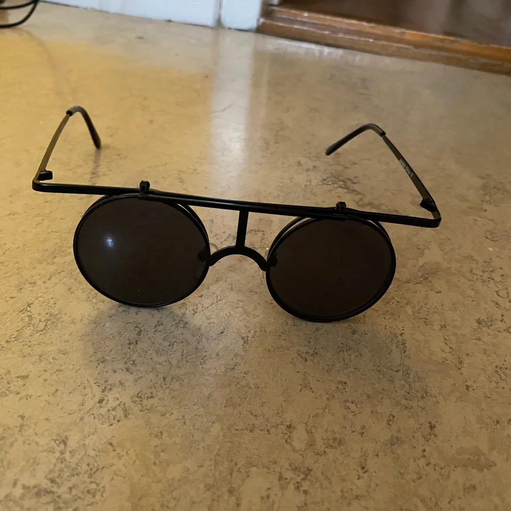 Sjukt retro solglasögon! Bli coolast på stan i sommar. . Accessoarer.