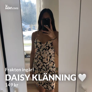  Vit klänning 🤍 - En klänning med jättefina tusenskönor på, köpt ifrån Shein. Den är helt oanvänd i ny skick, frakten ingår 🤍