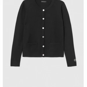Stockh LM - Cardigan i modellen Mia från Stockh LM, använd Max 3 gånger och är i super fin skick. Ordinarie pris 799kr, mitt pris 399 ( priset kan diskuteras ) köparen står för frakten. 🥰