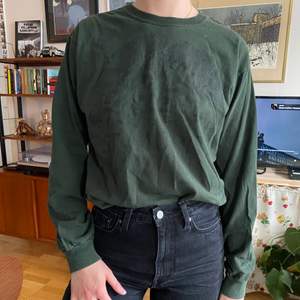 Grön långärmad t-shirt med tryck i bomull från St. moritz. Något oversized. Storlek M. 50 kr exkl. frakt.