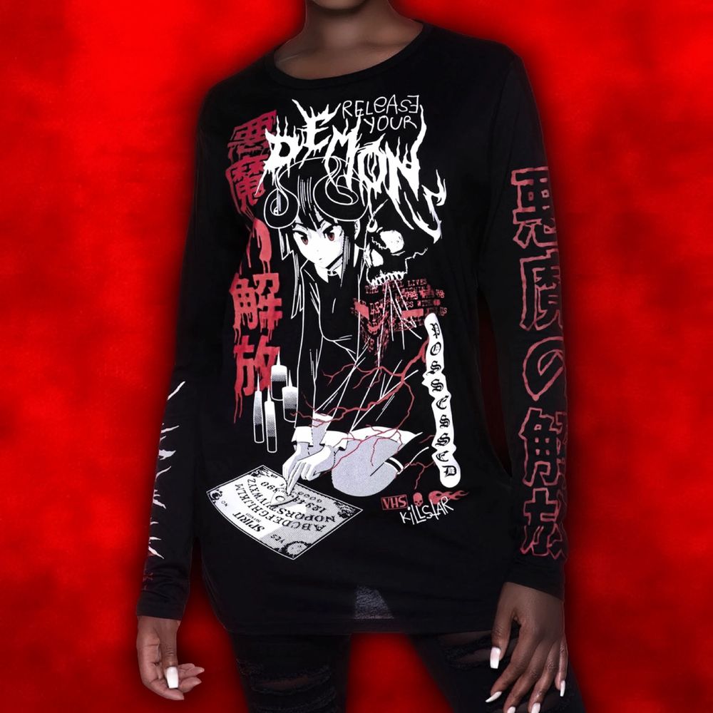 ”𝑪𝒐𝒎𝒆 𝒐𝒖𝒕, 𝒄𝒐𝒎𝒆 𝒐𝒖𝒕, 𝒘𝒉𝒆𝒓𝒆𝒗𝒆𝒓 𝒚𝒐𝒖 𝒂𝒓𝒆...” The one and only KILLSTAR Release Me Top 🖤🙌🏻🦇 En svart långärmad tröja med maffigt ouija tryck fram, bak + på ärmarna!! ✨ Köptes för totalt 500kr och i nyskick! Finns kvar men denna modell säljs ut BLIXTsnabbt so get it while you still can! 🤭⛓ Frakt tillkommer på 48kr 💌. Toppar.