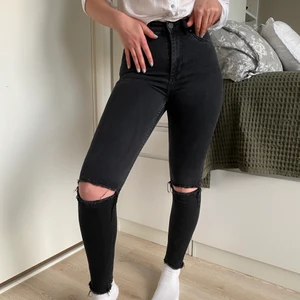 Slitna svarta jeans  - Tighta slitna svarta jeans från Lager 157 i modellen Snake. Använda ett fåtal gånger.